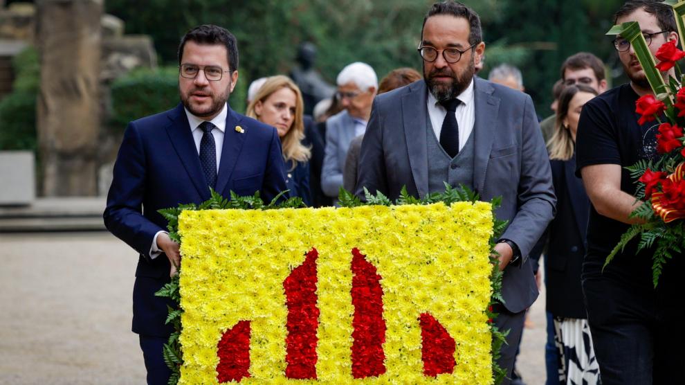 En el 83 aniversario de su ejecución, el Govern, ERC, el PSC, JxCat, los comunes y entidades soberanistas participaron en la ofrenda floral a la tumba de Companys en Barcelona.