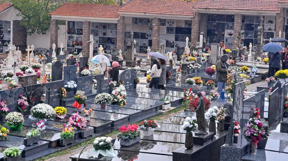 La lluvia no impidió la visita a los cementerios. En la imagen, el de Sabiñánigo.