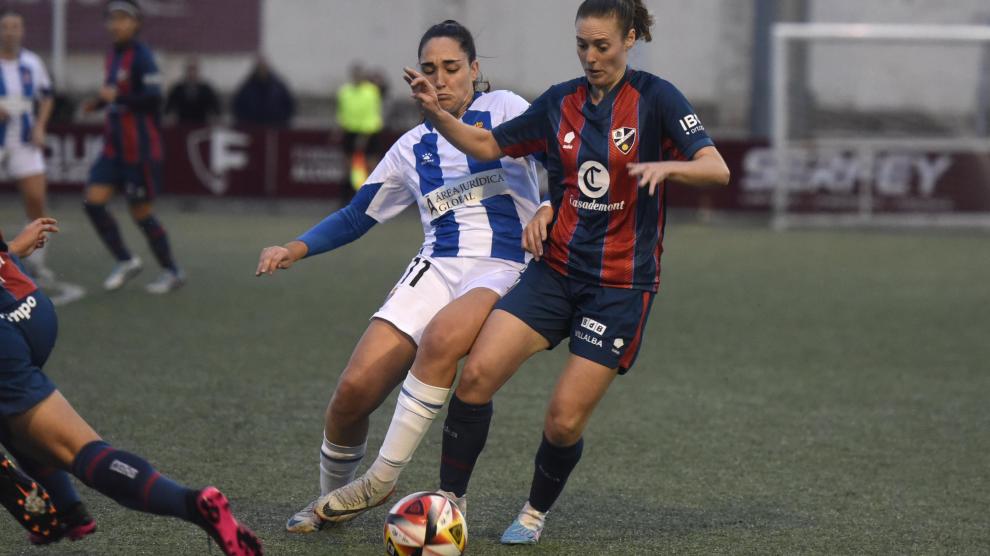 Laura Royo conduce un balón ante una jugadora del Espanyol