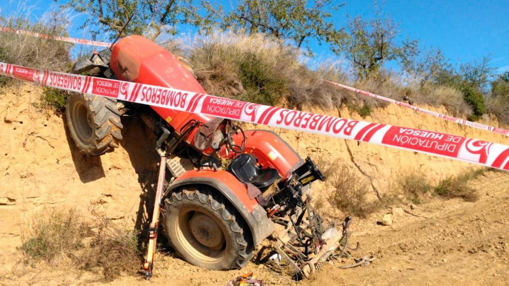 Imagen del tractor accidentado en Salas Altas.