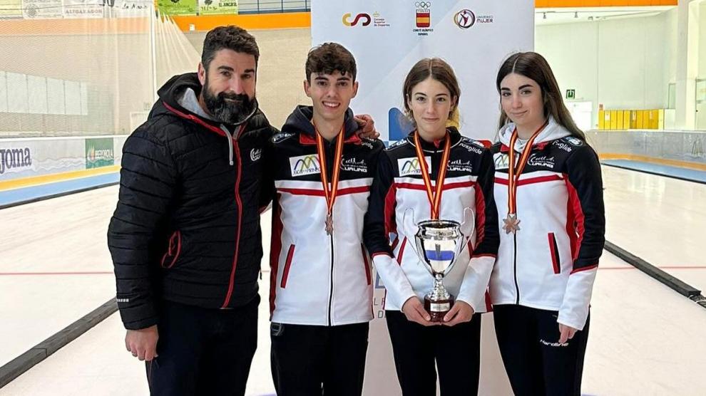 Joaquín Oliván, Ismael Mingorance, Anaëlle Taillebresse y Paula Oliván, con sus medallas y el trofeo al tercer clasificado.