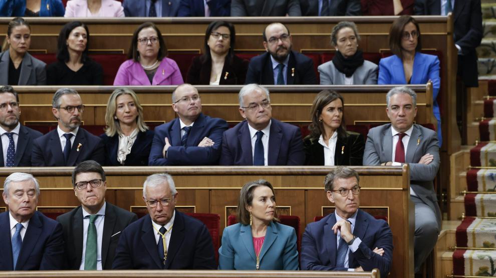 Alberto Núñez Feijóo junto a los diputados de la formación escuchan la intervención del rey Felipe VI en la solemne apertura de la XV Legislatura.