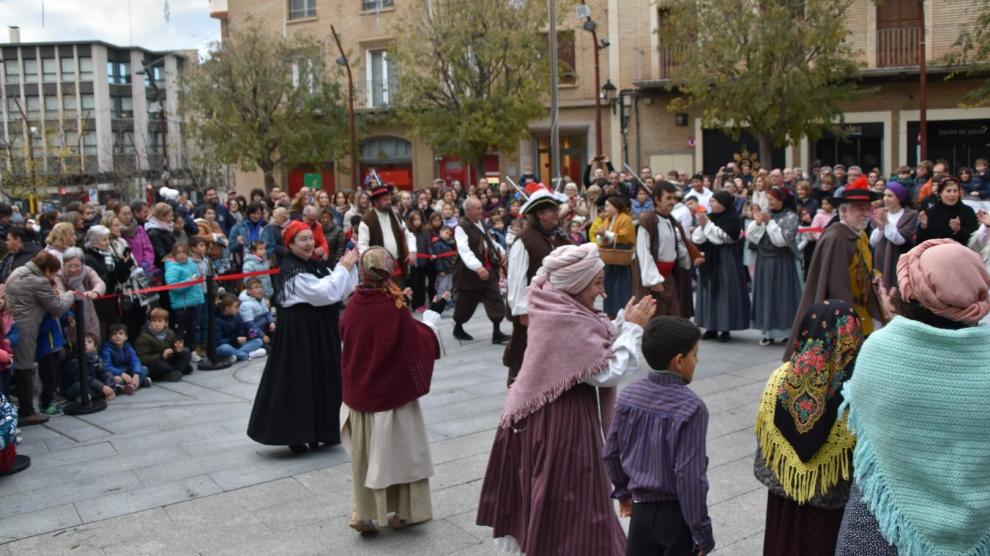 Un momento de la celebración del ‘Bautizo del Alcalde’, este lunes en la Plaza Mayor de Monzón.
