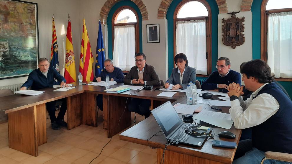 Representantes municipales reunidos en el Consejo General de Ribagorza.