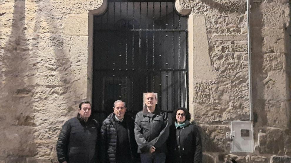 Trell, Mariñosa, Pueyo y Betorz posan en el Palacio de los Mur y bajo el dintel que inspiró la Leyenda