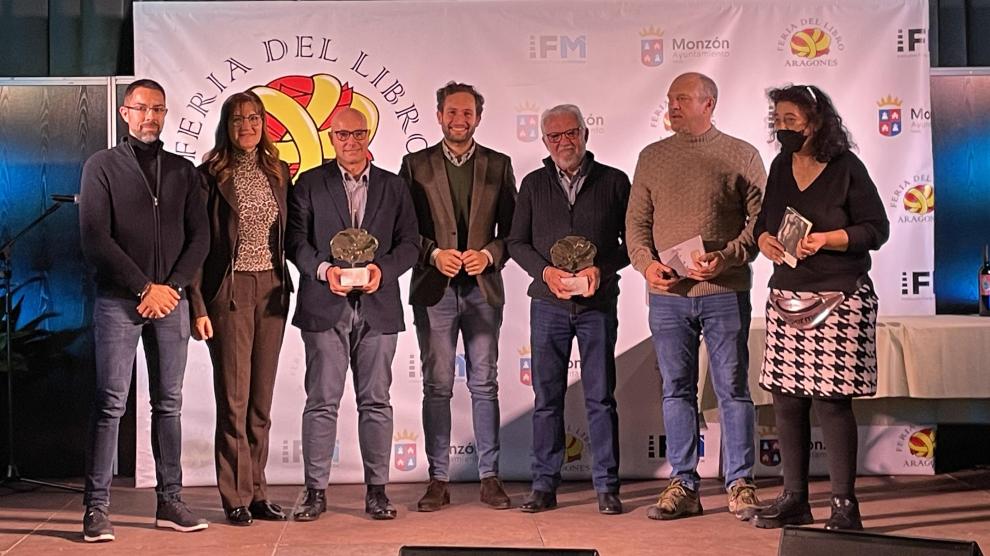 Los premiados con las autoridades y los organizadores de la Feria del Libro Aragonés.