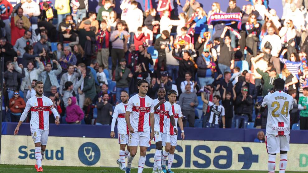 Los jugadores del Huesca, cariacontecidos tras recibir el primer tanto nada más empezar