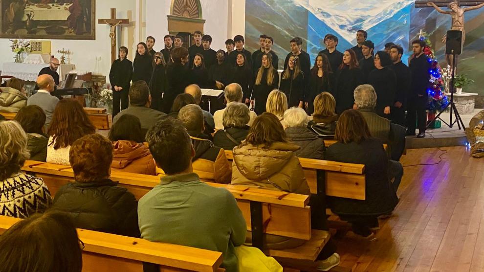 El Coro Juvenil Amici Musicae, en su concierto en la iglesia de Santa María de Benasque.