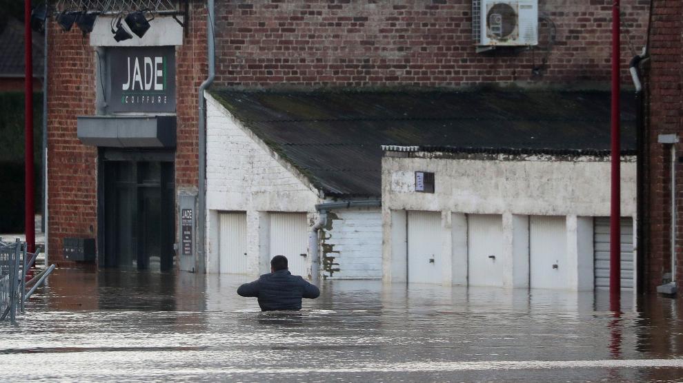 Un hombre, en una calle inundada en Arques (Francia), debido al desbordamiento del río Aa.