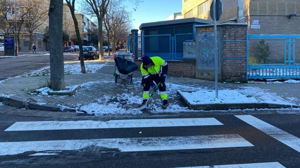 Brigadas municipales y equipos de limpieza esparcen sal por varias de la ciudad afectadas por la nieve.