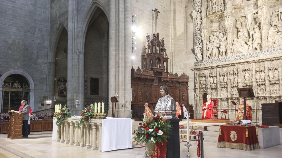Vista del altar mayor de la catedral durante la misa en honro a San Vicente.