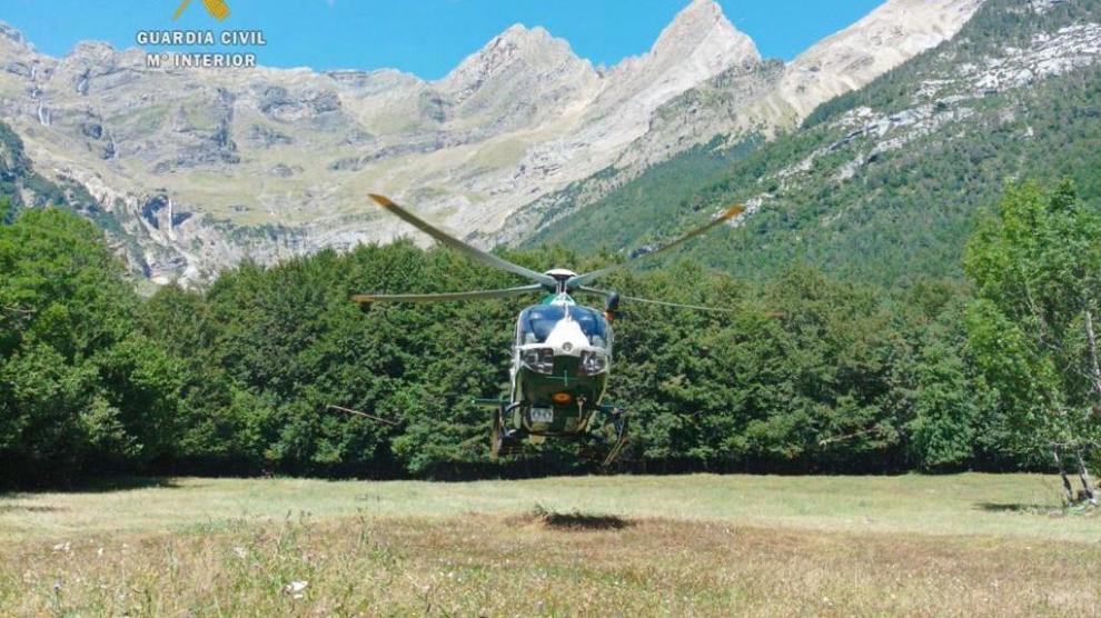 El helicóptero de la Guardia Civil en un rescate de montaña.