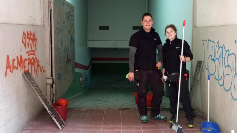 Luis Pardo junto a su compañera Madalina mientras realizaba la limpieza de un garaje.