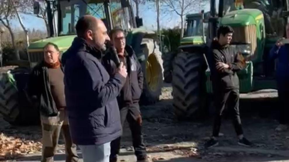 El alcalde de Barbastro, Fernando Torres, se ha dirigido a los agricultores.