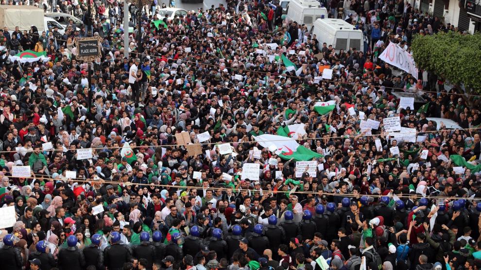 Los estudiantes argelinos siguen las protestas contra Bouteflika