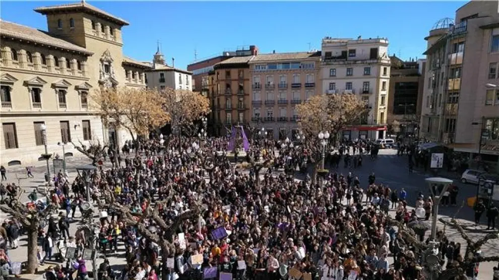 Huesca se une al grito "nos queremos libres, vivas y feministas"