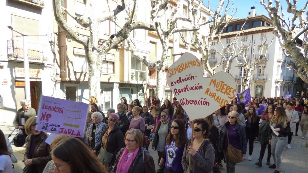 Cerca de 600 mujeres participan en la manifestación de Barbastro