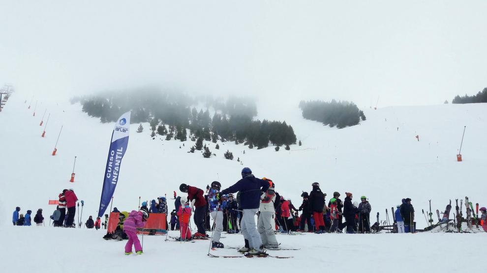 Las estaciones de esquí reciben un aporte extra de nieve polvo