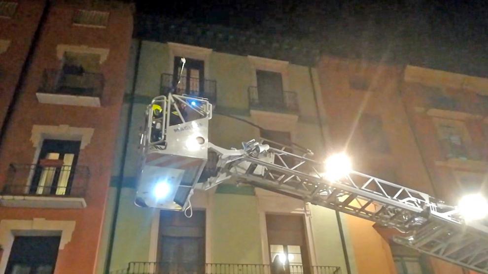 Los Bomberos de Huesca aseguran una antena en el tejado de un edificio del Coso Bajo