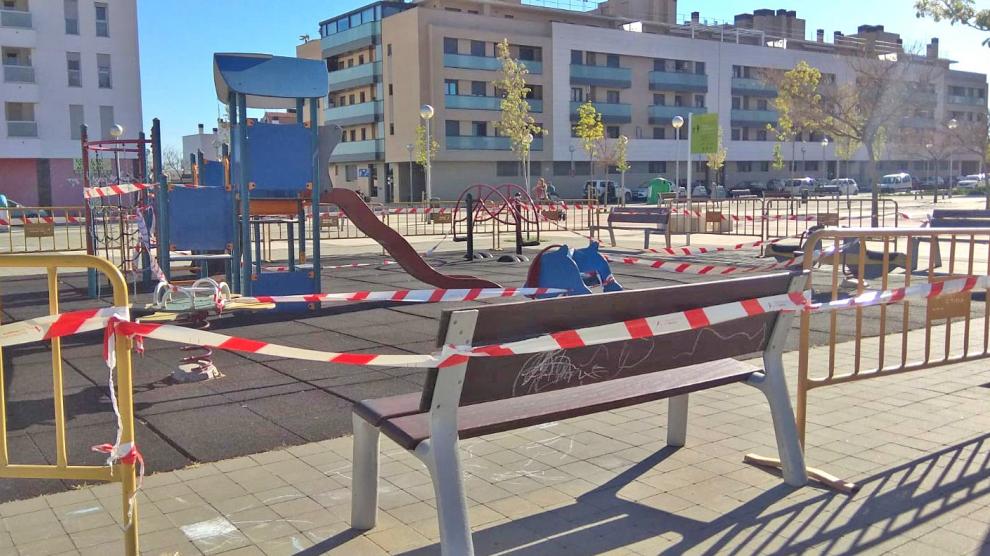 Vecinos se quejan por el cierre dos semanas de un parque infantil del barrio de Los Olivos de Huesca