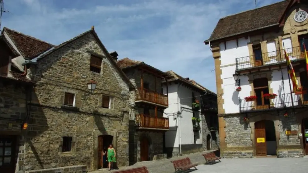 Aínsa, Ansó y Alquézar invitan a vecinos y visitantes a participar en el beso 'Más Bonito del Mundo'