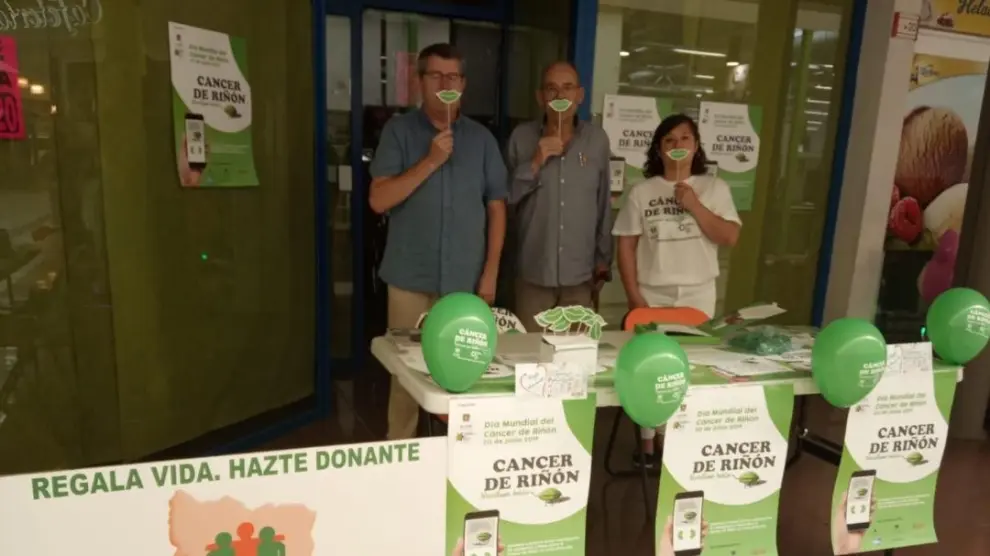 Mesa informativa sobre el cáncer de riñón en Huesca
