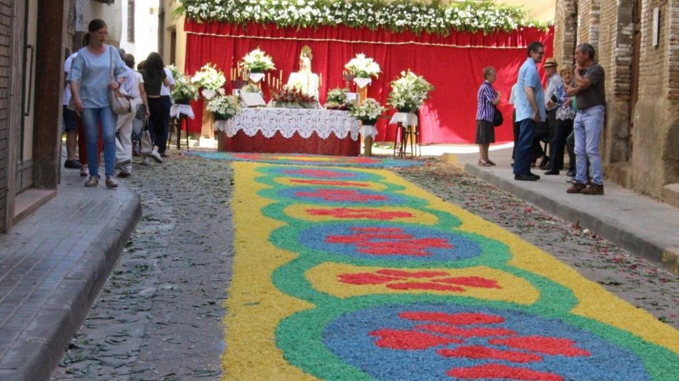 Las alfombras de virutas de Tamarite de Litera se convierten en el principal atractivo del Corpus Christi