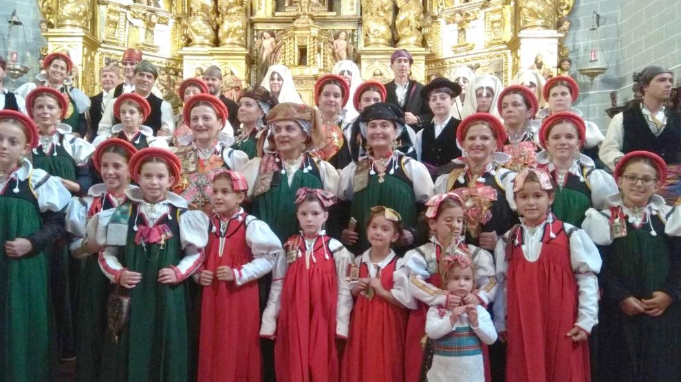 trajes de iglesia rojos