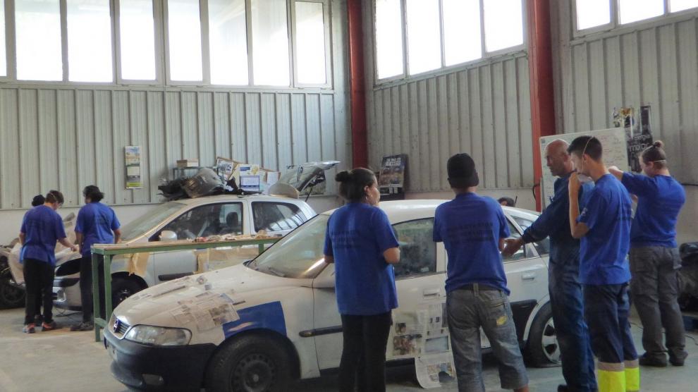 Nueve jóvenes del Alto Gállego reciben formación en mecánica del automóvil