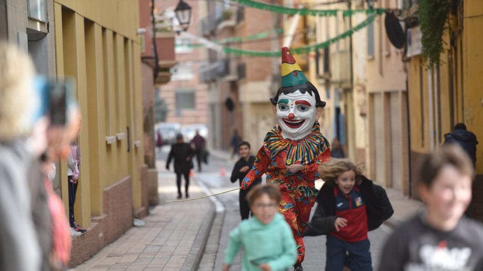 Los cabezudos toman las Fiestas del barrio de Santo Domingo y San Martín de Huesca