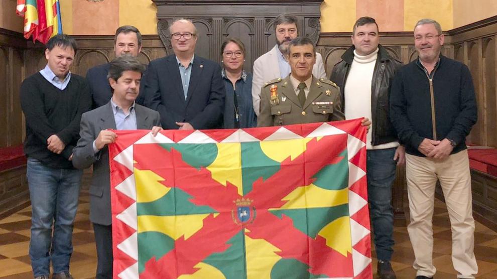 El Ayuntamiento entrega la bandera de Huesca a la XXXIII Expedición Científica a la Antártida