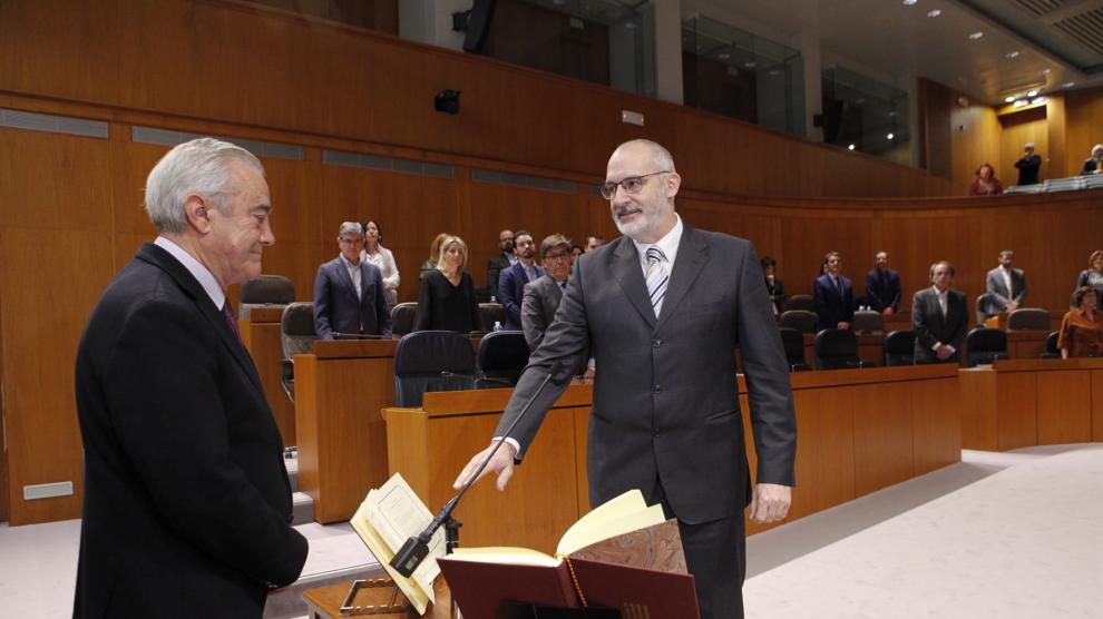 Álvaro Burrell toma posesión como diputado regional