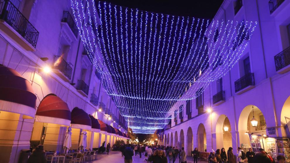 Miles de bombillas led iluminan el inicio de las fiestas navideñas en Huesca