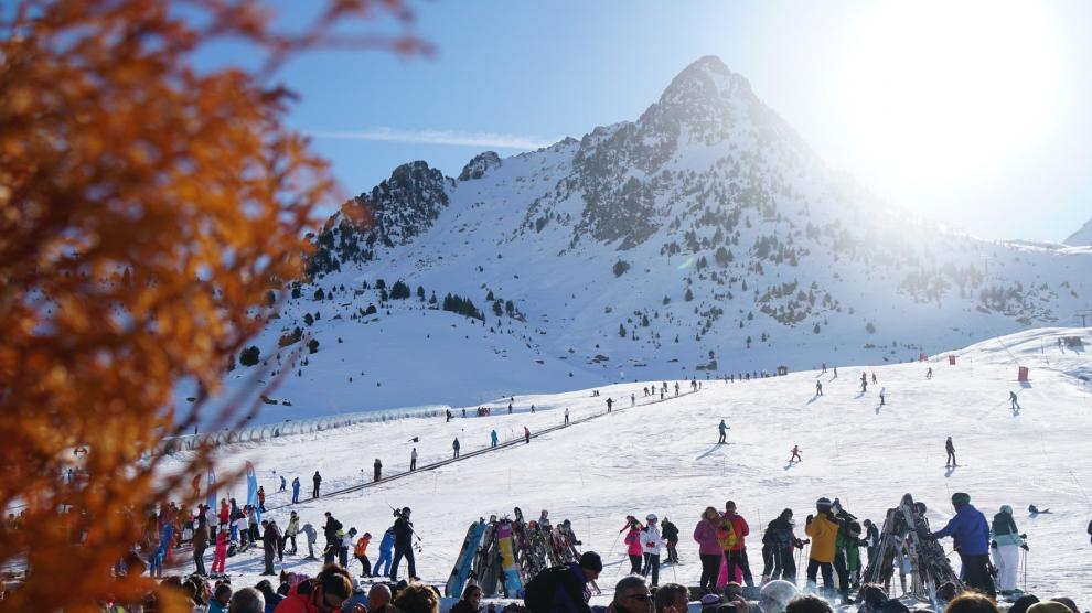 Cerca de 100.000 esquiadores ya han pasado por las estaciones de Aramón