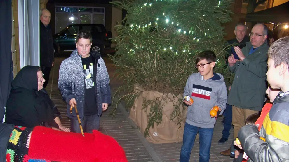 Los niños de Fraga cumplen con la tradición de "cagar lo tronc de Nadal"
