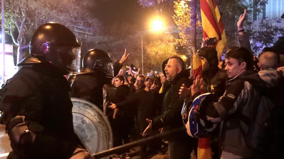 Al menos doce heridos en los disturbios junto al Camp Nou durante el clásico
