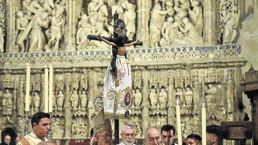 Devoción en Huesca en la fiesta del Santo Cristo de los Milagros