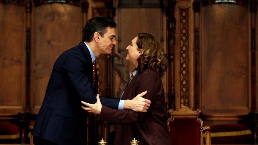 Sánchez se va de Cataluña tras reforzar los lazos con Ada Colau