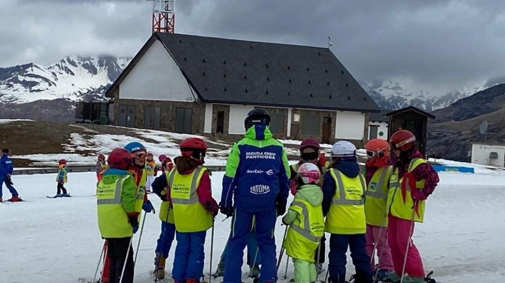 La Semana Blanca anima y llena de escolares las pistas de esquí de Huesca