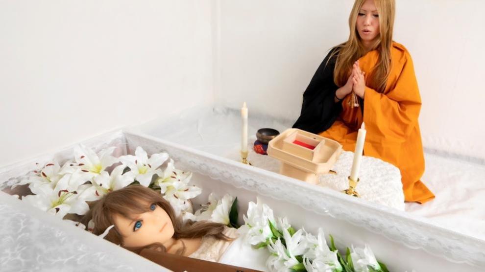 Crean un servicio fúnebre para muñecas sexuales