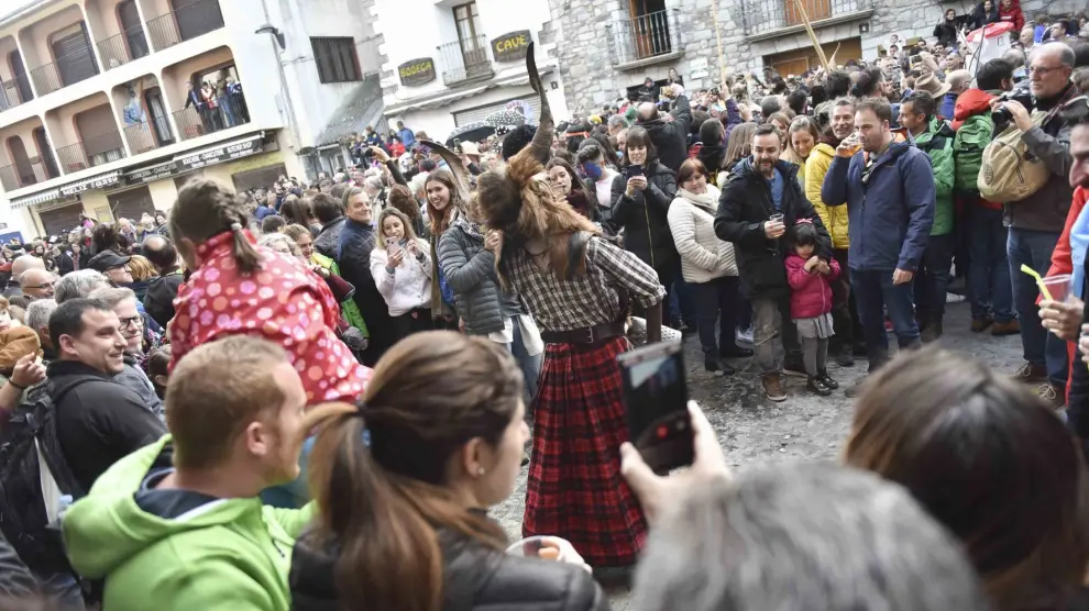 Gran ambiente y mucho público en el popular carnaval de Bielsa