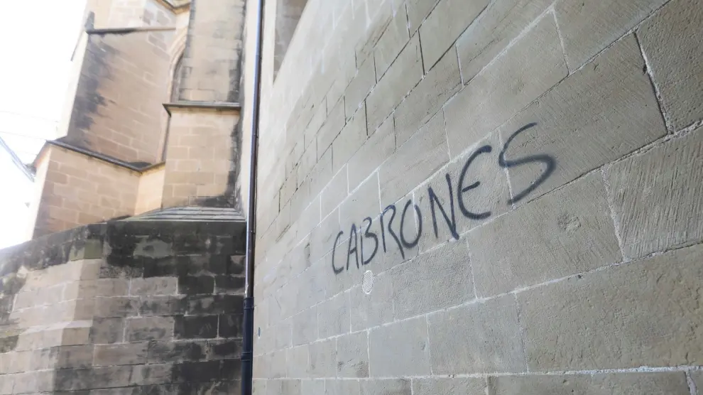 La catedral de Huesca baraja colocar una verja para protegerse de los grafiteros