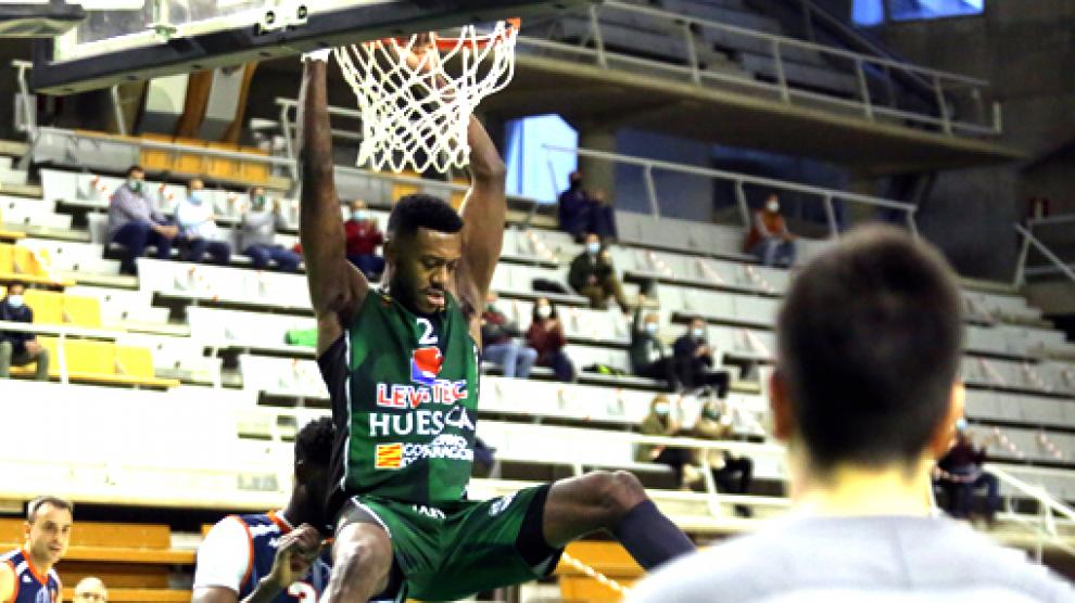 Mike Moore machaca el aro en el partido de la semana pasada que enfrentó al Levitec y al Tizona Burgos.