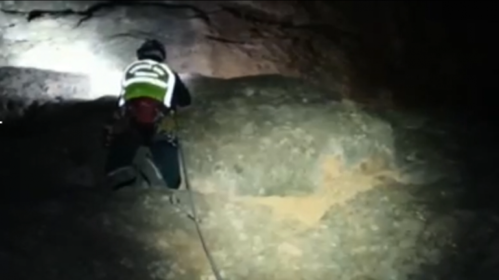 Un especialista de la Guardia Civil sube hacia donde estaba la escaladora colgada de su arnés.
