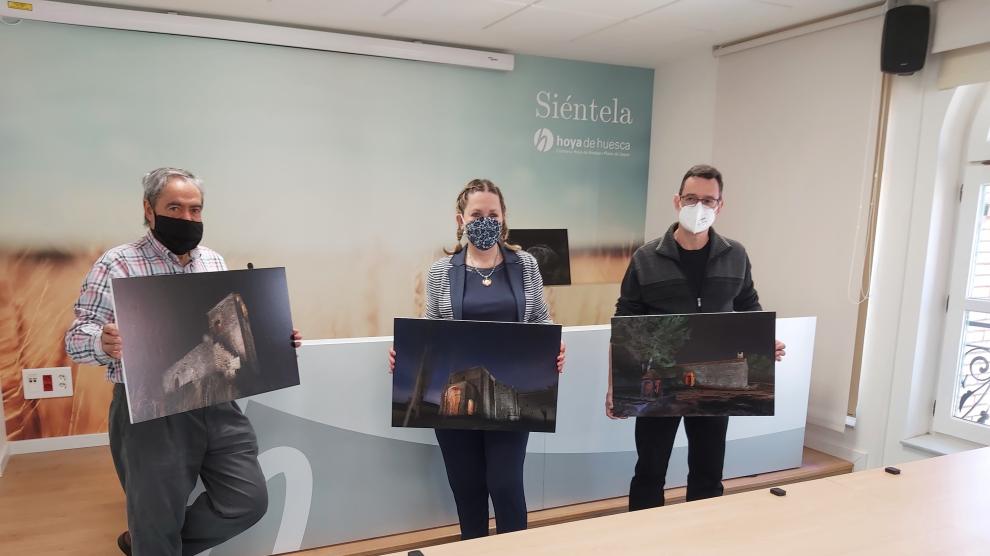 Miguel Escartín, Beatriz Calvo y Diego García con tres de las fotos de la exposición.