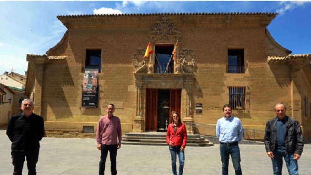 Joan Manyá, Luis Casaló, Nuria Garatachea, Germán Vicente Rodríguez y Jesús Yániz ante el edificio de la antigua Universidad Sertoriana, sede del Museo de Huesca.