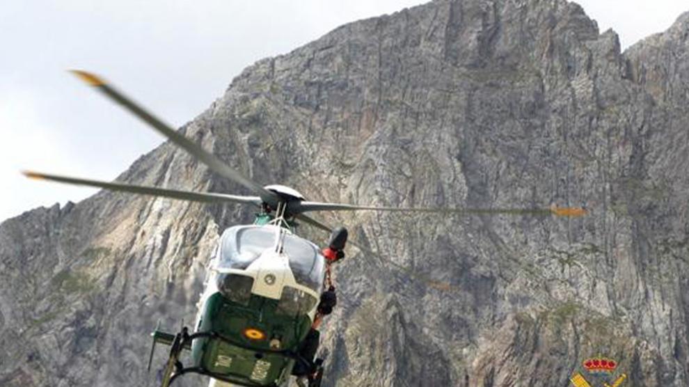 El helicóptero de la Guardia Civil de Huesca en una intervención en montaña.
