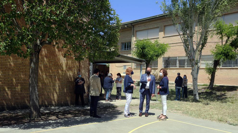 El consejero de Educación, Cultura y Deporte, Felipe Faci, durante su visita a Huesca