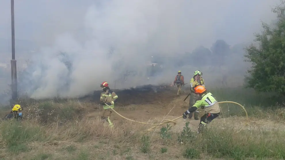 Los equipos de extinción de incendios durante su intervención.
