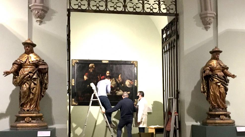 Los investigadores del Campus de Huesca trabajando en el cuadro Los discípulos de Emaús el Museo Diocesano de Huesca
